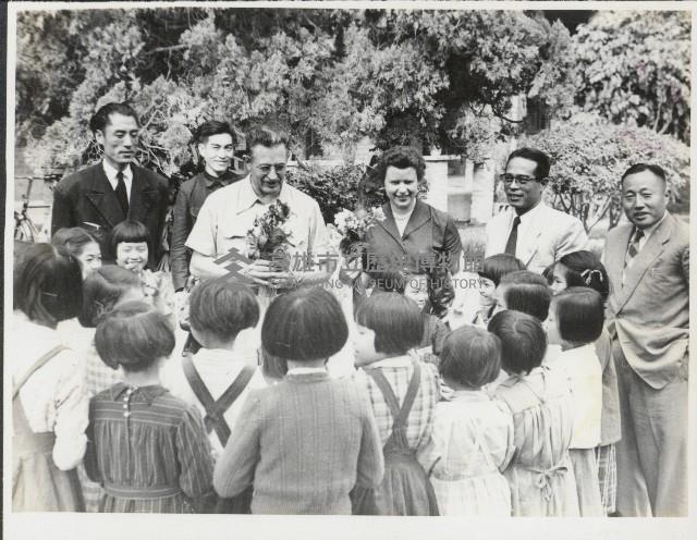 謝掙強與美國第七艦隊長官夫婦、女學童藏品圖，第1張