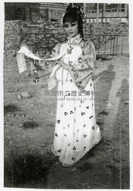 演員於戲院外留影藏品圖，第1張