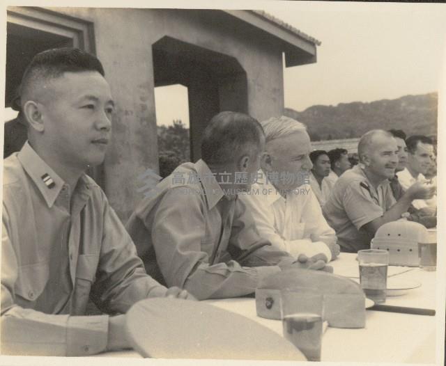 黎玉璽與外國將領在左營桃子園觀看登陸演練藏品圖，第1張