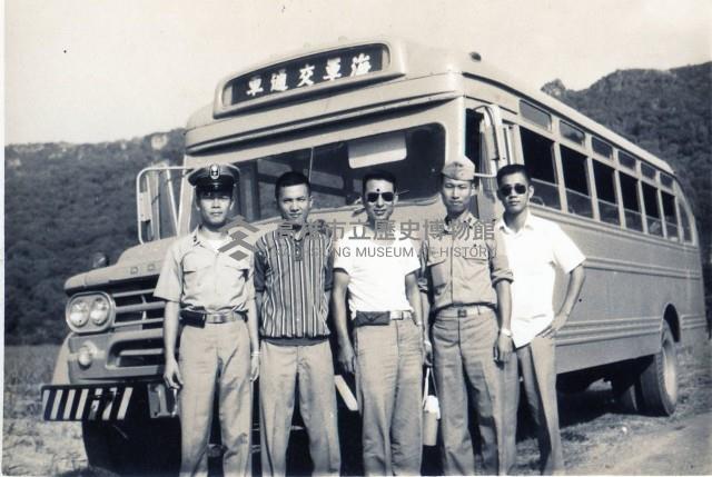 海軍交通車前五人合影藏品圖，第1張