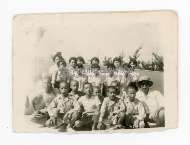 洪宜一與國小同學合影藏品圖，第1張