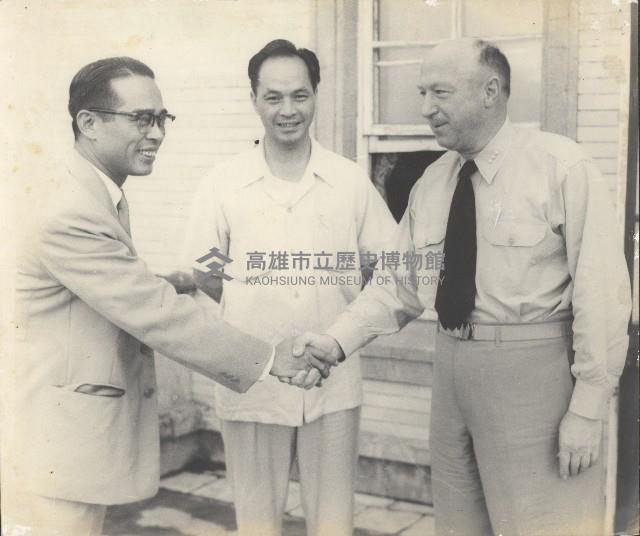 謝掙強與外賓握手合影藏品圖，第1張