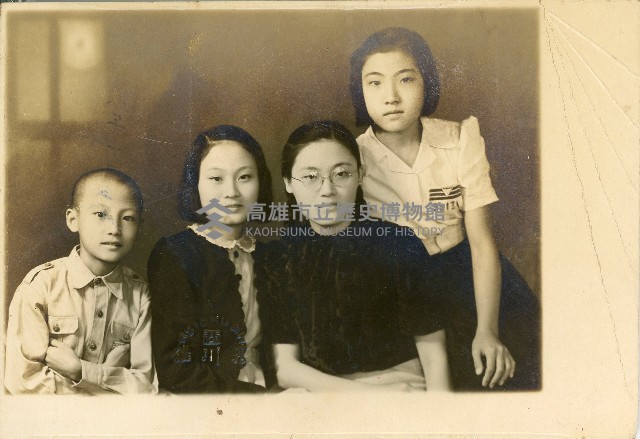 臺灣省立高雄第一女子中學學生與親友四人合影藏品圖，第1張