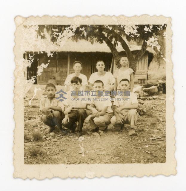 洪家男子於農場內合影藏品圖，第1張