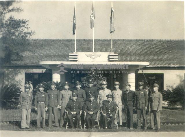 岡山空軍機械學校大門內之小花圃前留影藏品圖，第1張