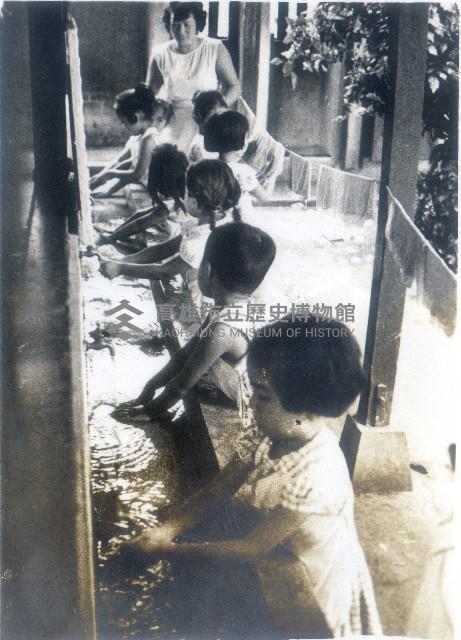 海軍幼稚園學童洗手情景藏品圖，第1張
