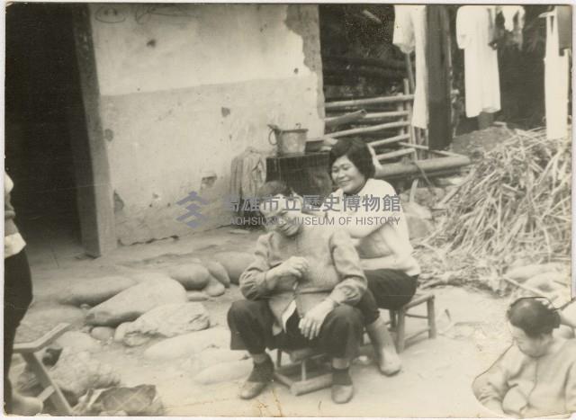 黃錦鳳母親與祖母於中庭留影藏品圖，第1張