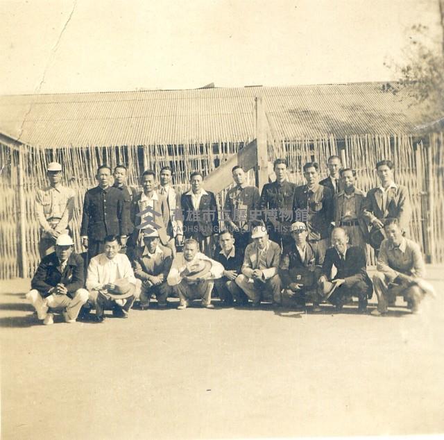 臺灣省立岡山中學在教職員宿舍外合影藏品圖，第1張