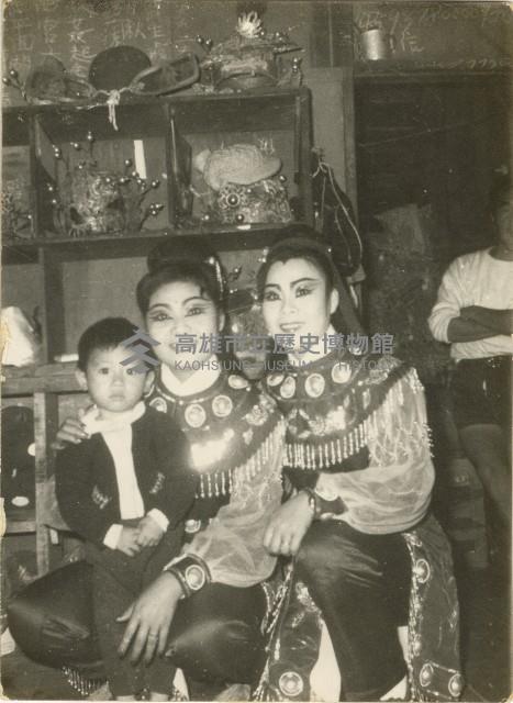 演員黃錦鳳與黃錦秀後臺留影藏品圖，第1張