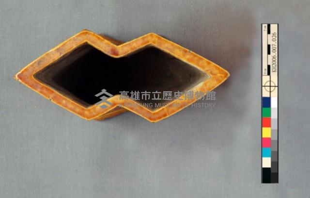 方勝形醬黃釉筆筒藏品圖，第3張