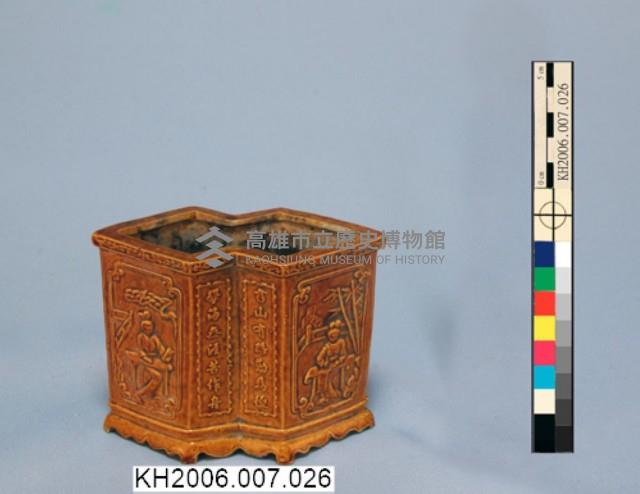 方勝形醬黃釉筆筒藏品圖，第2張