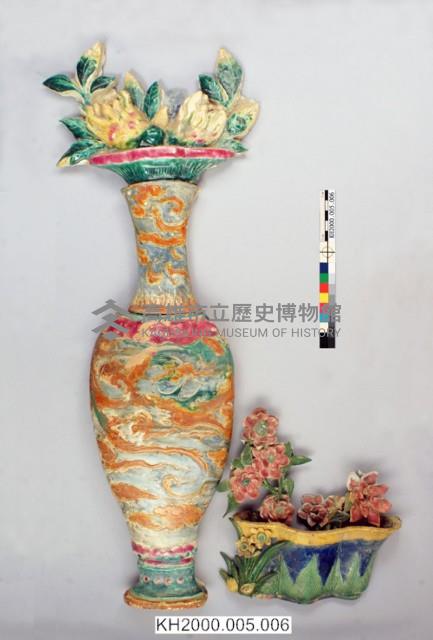 -1：交趾陶花瓶盆果壁塑（花瓶）、-2：交趾陶花瓶盆果壁塑（盆花）藏品圖，第1張