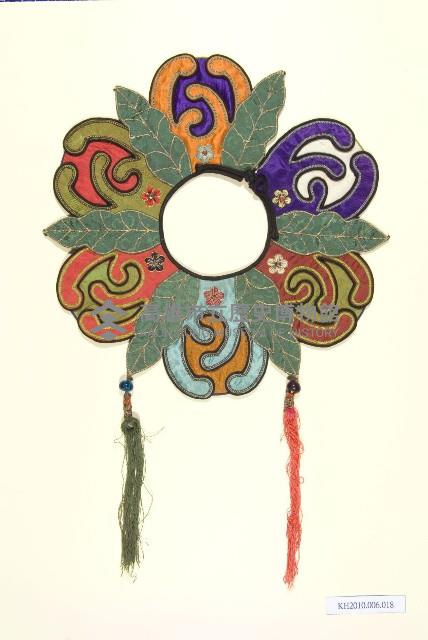 五彩緞地佛手造型彩繡圍涎藏品圖，第1張