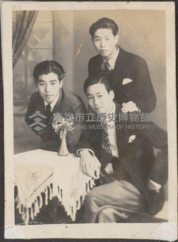 張仁葵及友人等三人著西裝於相館合影藏品圖，第1張