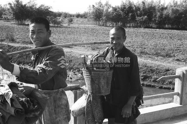 行走在橋上的農人藏品圖，第1張