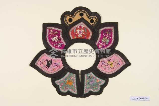 五彩緞地蓮花型彩繡圍涎-2藏品圖，第1張