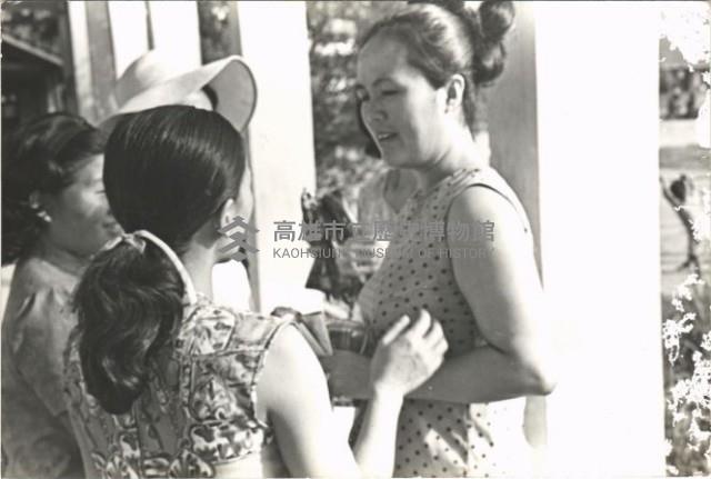 家長於校園內談天藏品圖，第1張