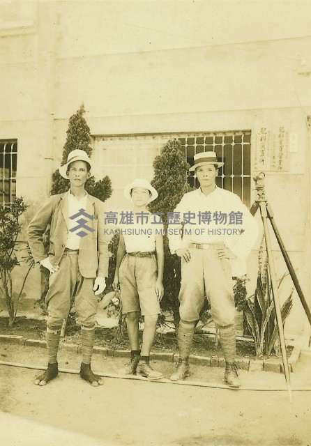 蔡炭先生與同僚在肥料買賣營業所留影藏品圖，第1張