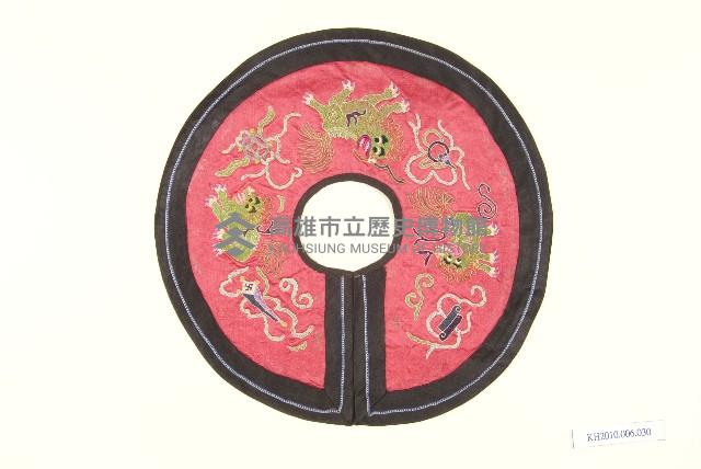 紅緞地圓形彩繡圍涎藏品圖，第1張