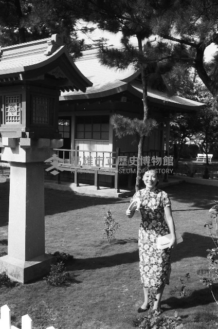高雄忠烈祠石燈籠與旗袍女性藏品圖，第1張