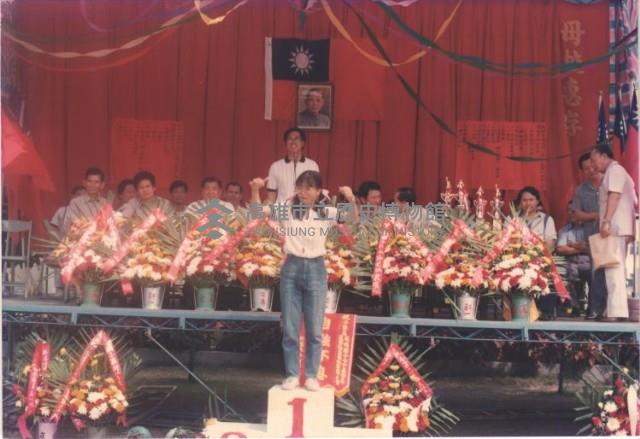 音樂老師指揮樂隊演奏藏品圖，第1張