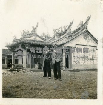 日光照相館創辦人張仁葵與林姓友人於辰峰寺藏品圖，第1張