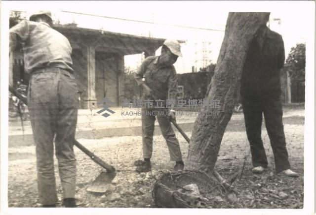 鳳鳴國小學生揮動鋤頭鬆土藏品圖，第1張
