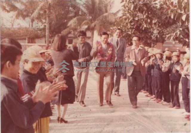 盧石揚老師榮退學生列隊歡送-9藏品圖，第1張