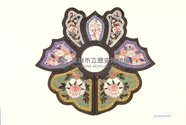 五彩緞地蝶型彩繡圍涎藏品圖，第1張