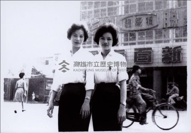 電梯小姐於大新百貨公司前合照藏品圖，第1張