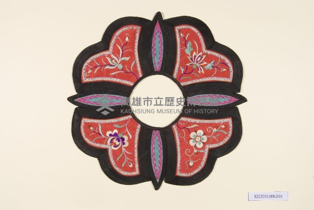 紅緞地複合造型彩繡圍涎藏品圖，第1張