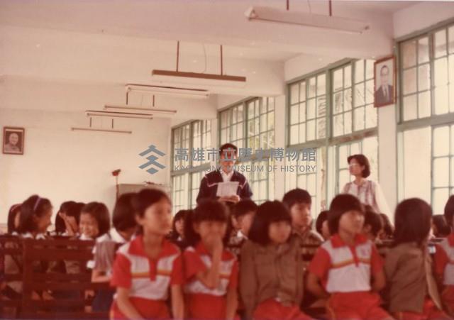 校長與學生於禮堂藏品圖，第1張