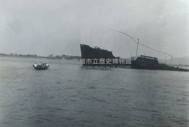 王局長等在外海舢舨前往光隆輪藏品圖，第1張