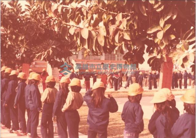 盧石揚老師榮退學生列隊歡送-4藏品圖，第1張