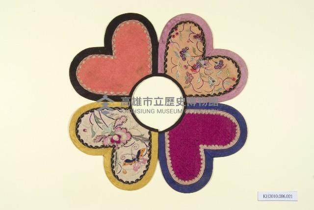 五彩緞地心型四瓣彩繡圍涎藏品圖，第1張