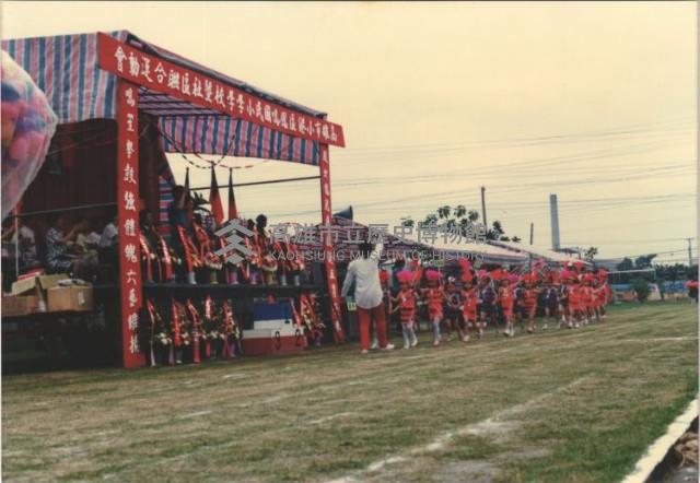高雄市小港區鳳鳴國民小學學校暨社區聯合運動會－穿著傳統服飾表演學生隊伍進場藏品圖，第1張