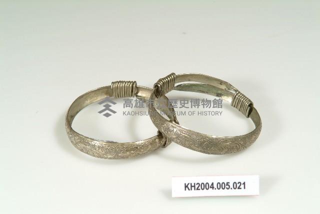 銀雕花雙蝶牡丹紋鐲藏品圖，第1張