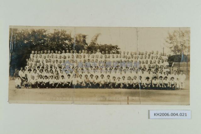 高雄縣仕隆國民學校第三十三屆畢業生全體師生留影藏品圖，第1張