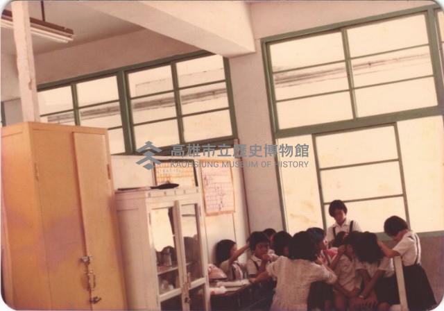 學生互相檢查頭蝨藏品圖，第1張