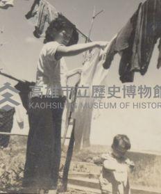 張劉添妹與女兒張春香曬衣服情形藏品圖，第1張