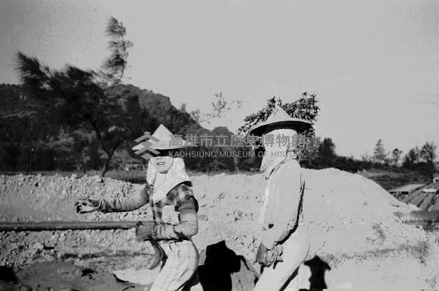 行走在土堆之間的農婦藏品圖，第1張