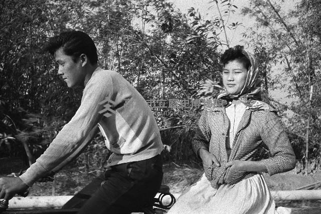 高雄郊區共乘腳踏車的男女藏品圖，第1張