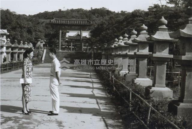 高雄忠烈祠中軸線參道的男女藏品圖，第1張