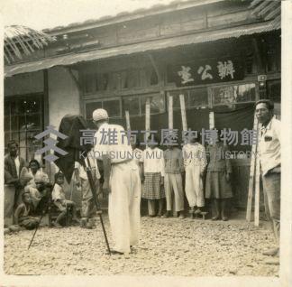 上平國民學校辦公室前合影藏品圖，第1張