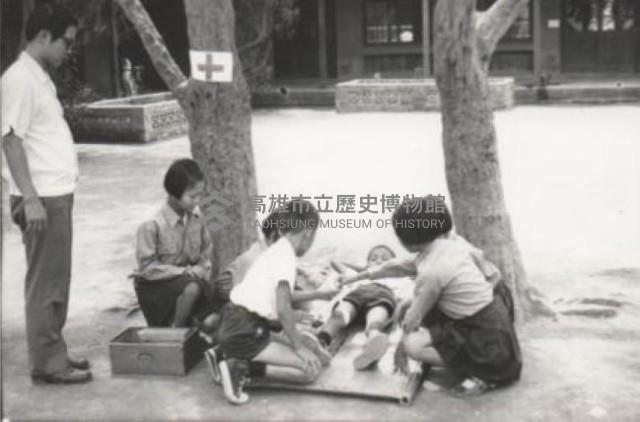 鳳鳴國小學生演練急救狀況藏品圖，第1張