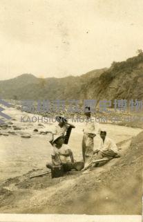 日光照相館創辦人張仁葵與友人於楠梓仙溪河岸合影藏品圖，第1張