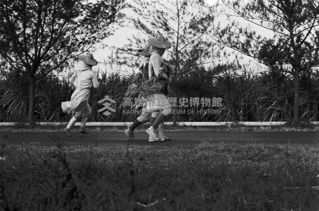 高雄郊區路上的4名農婦藏品圖，第1張