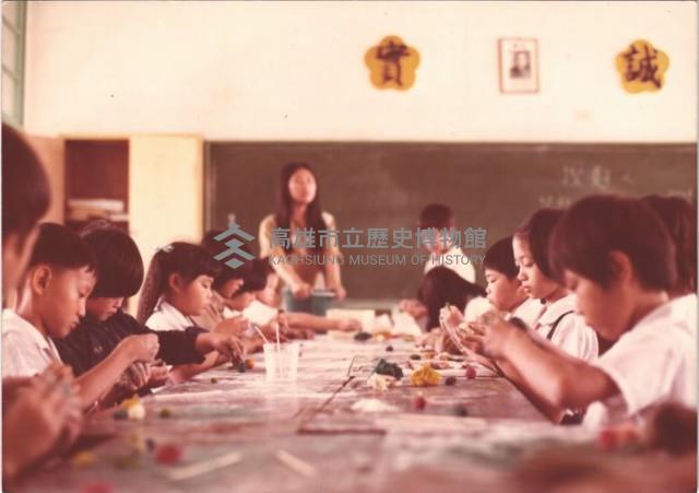 美術課學生調製顏料用來繪畫藏品圖，第1張