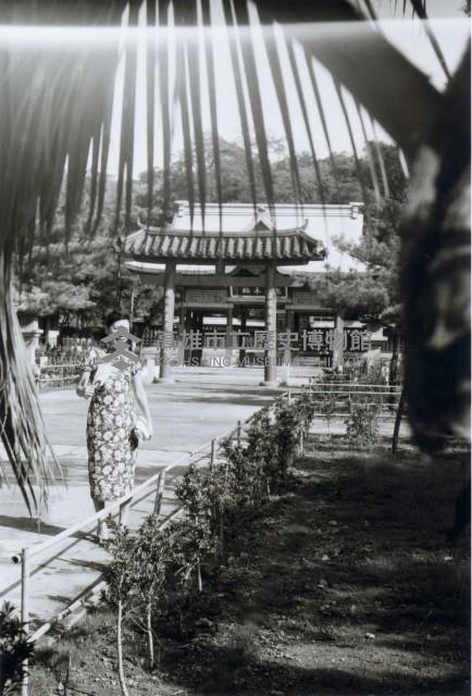高雄市忠烈祠中軸線參道的旗袍女性-2藏品圖，第1張