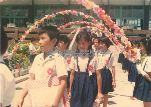 畢業生花圈走道-2藏品圖，第1張